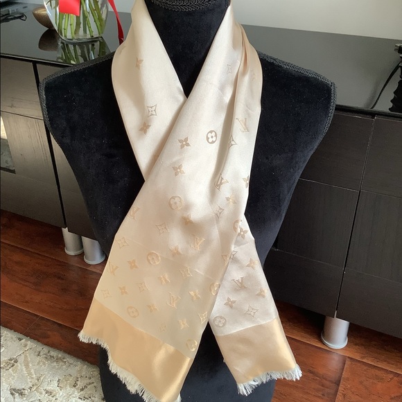 BEAUTIFUL Authentic LV silk scarf  🌷🌷🌷 - Picture 3 of 16